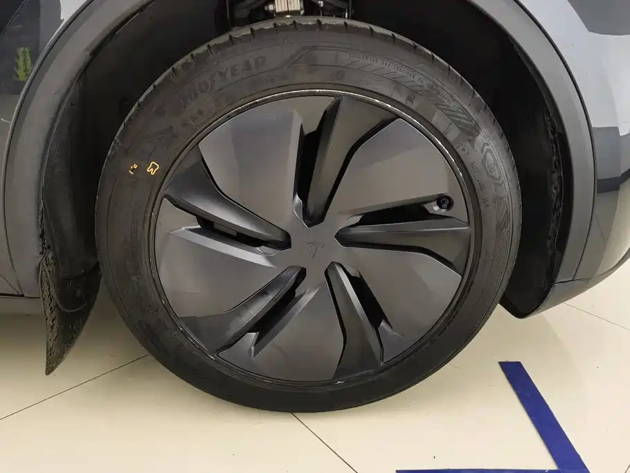 Tesla Model Y — фото 6