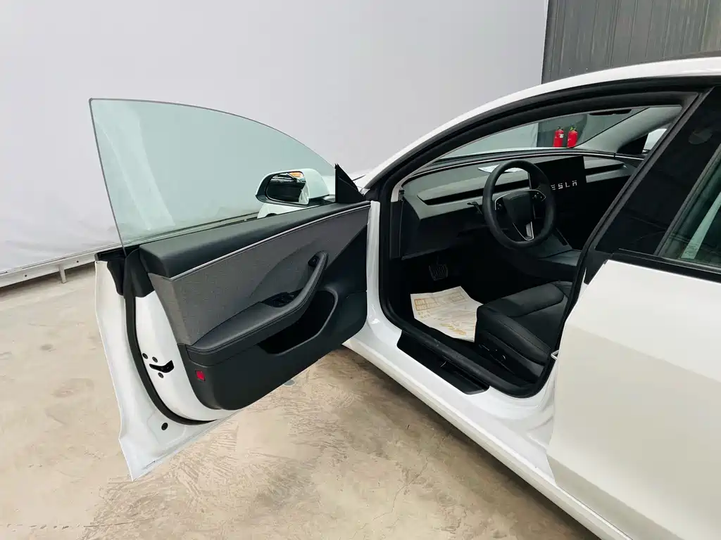 Tesla Model 3 — фото 17