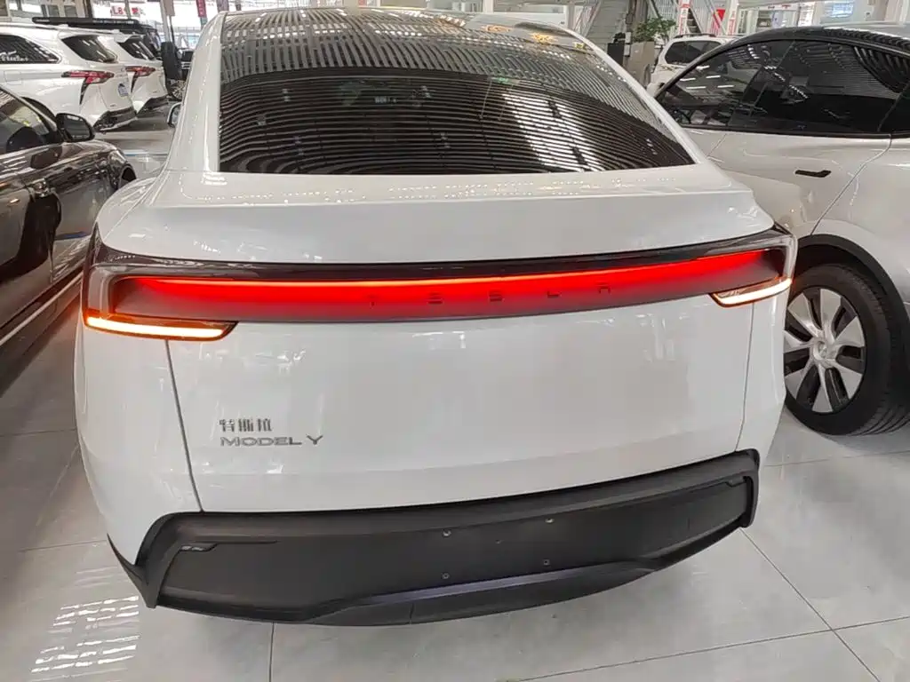 Tesla Model Y — фото 6