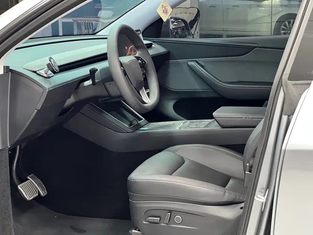 Tesla Model Y — фото 13