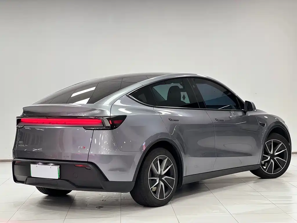 Tesla Model Y — фото 5