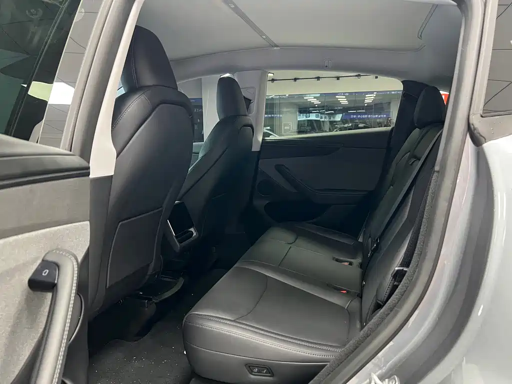 Tesla Model Y — фото 10
