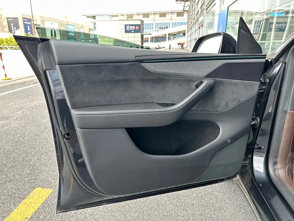 Tesla Model Y — фото 25