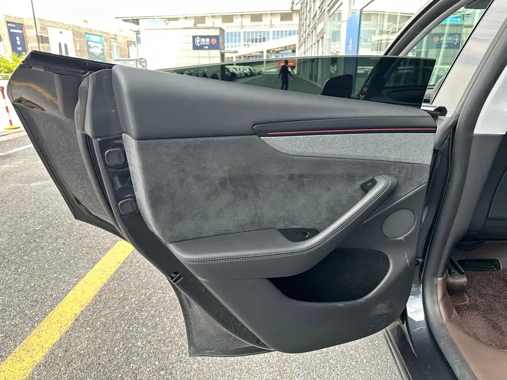 Tesla Model Y — фото 29