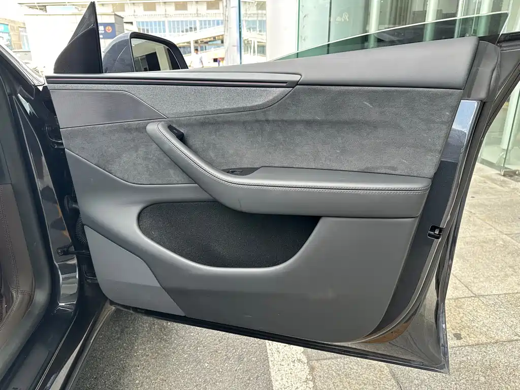 Tesla Model Y — фото 32