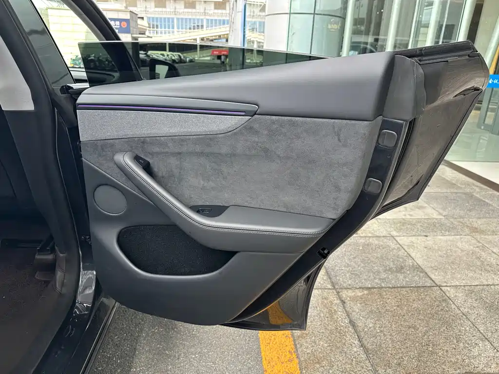 Tesla Model Y — фото 35