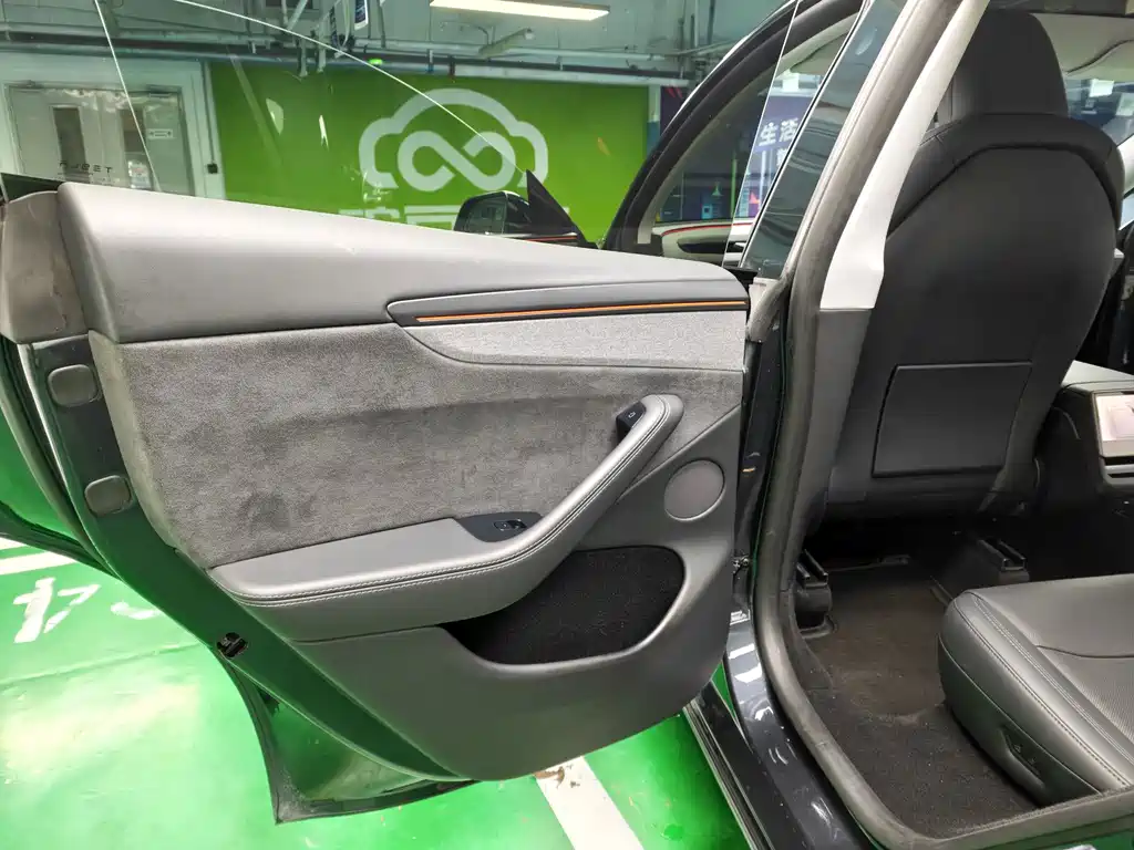 Tesla Model Y — фото 13