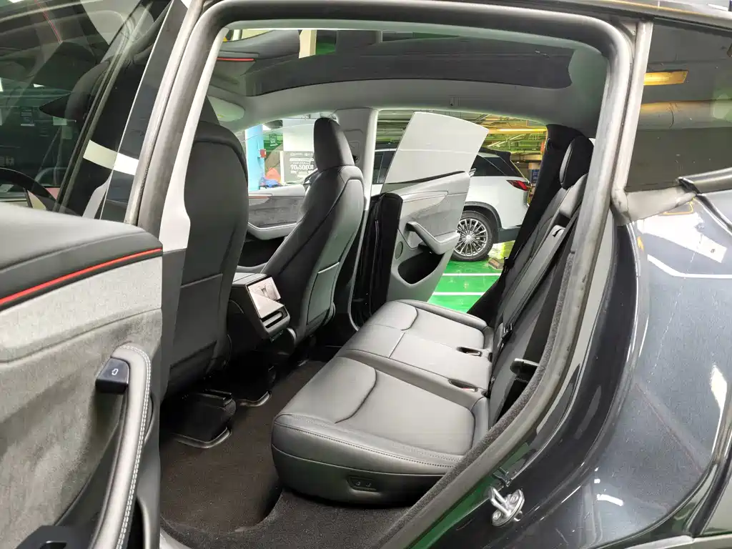 Tesla Model Y — фото 14