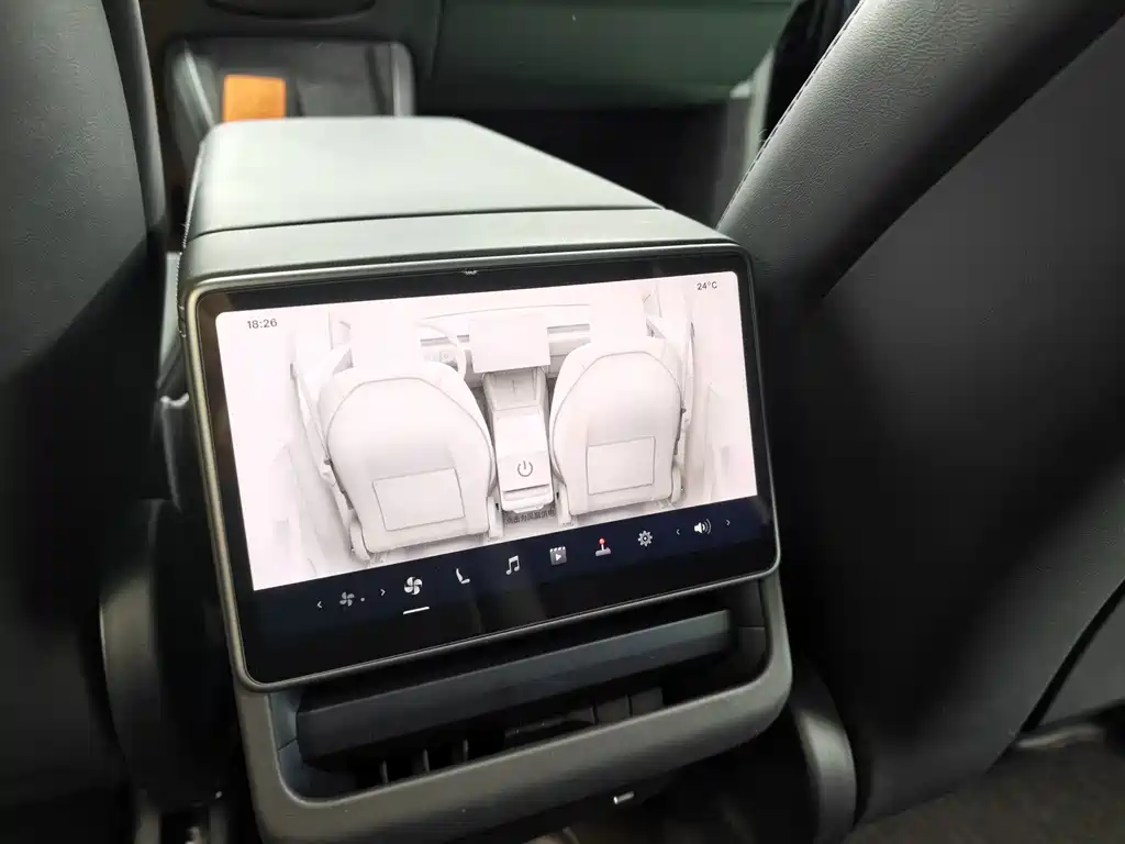 Tesla Model Y — фото 15