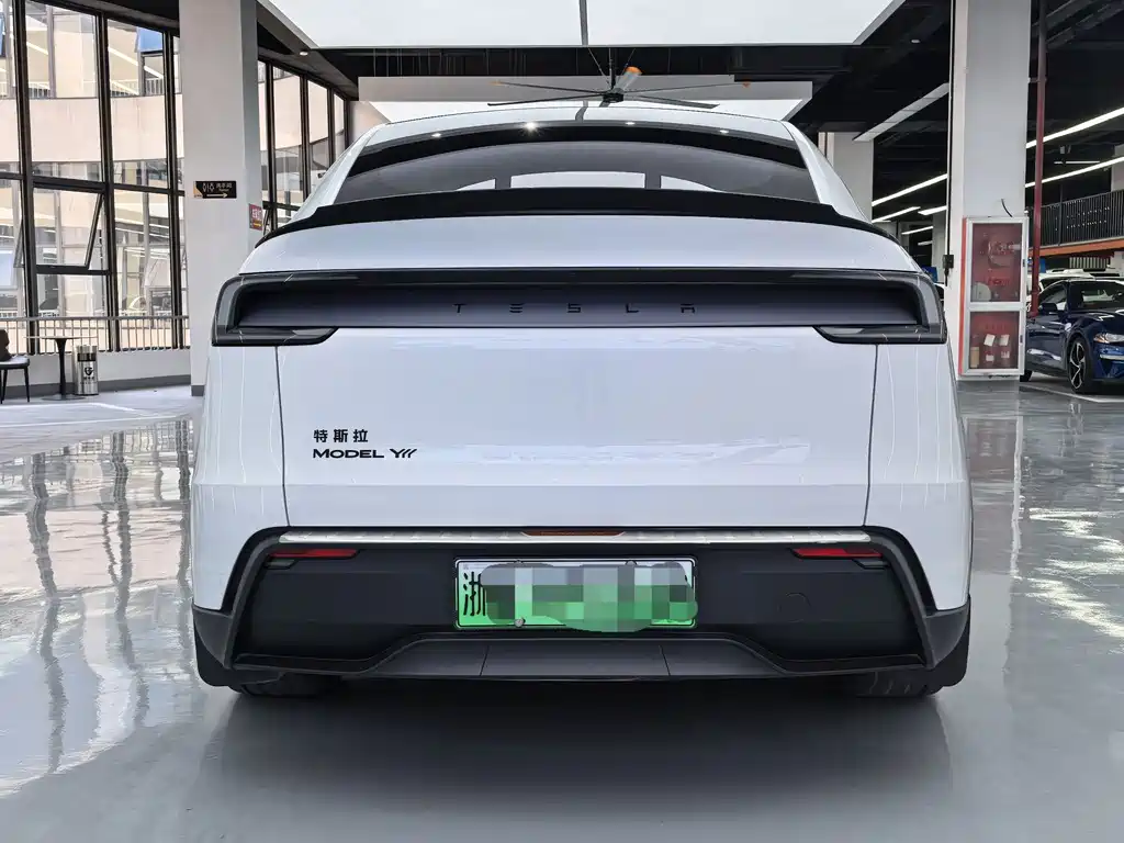 Tesla Model Y L — фото 10