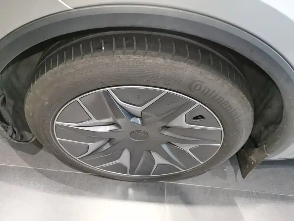 Tesla Model Y L — фото 23
