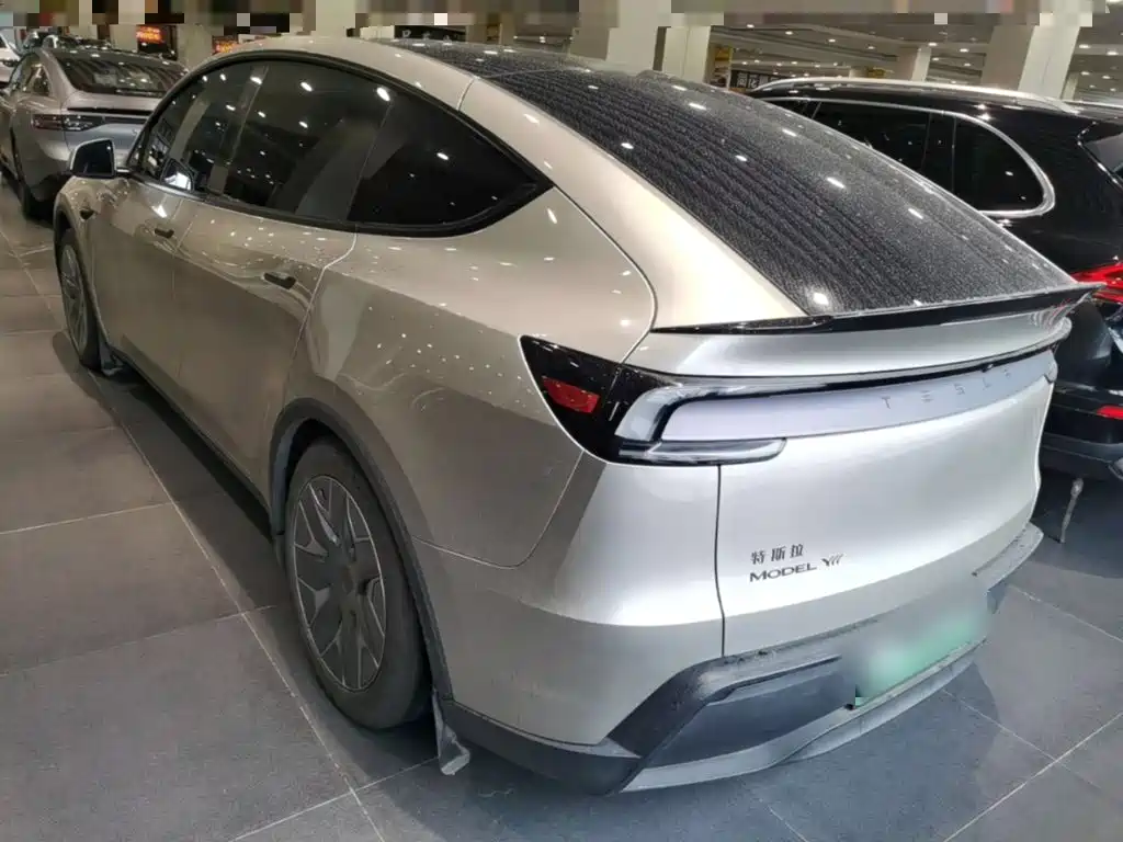 Tesla Model Y L — фото 6