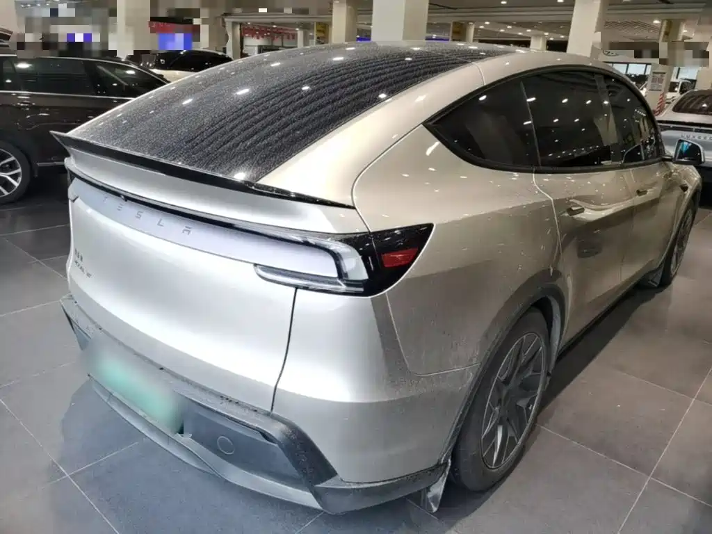 Tesla Model Y L — фото 7