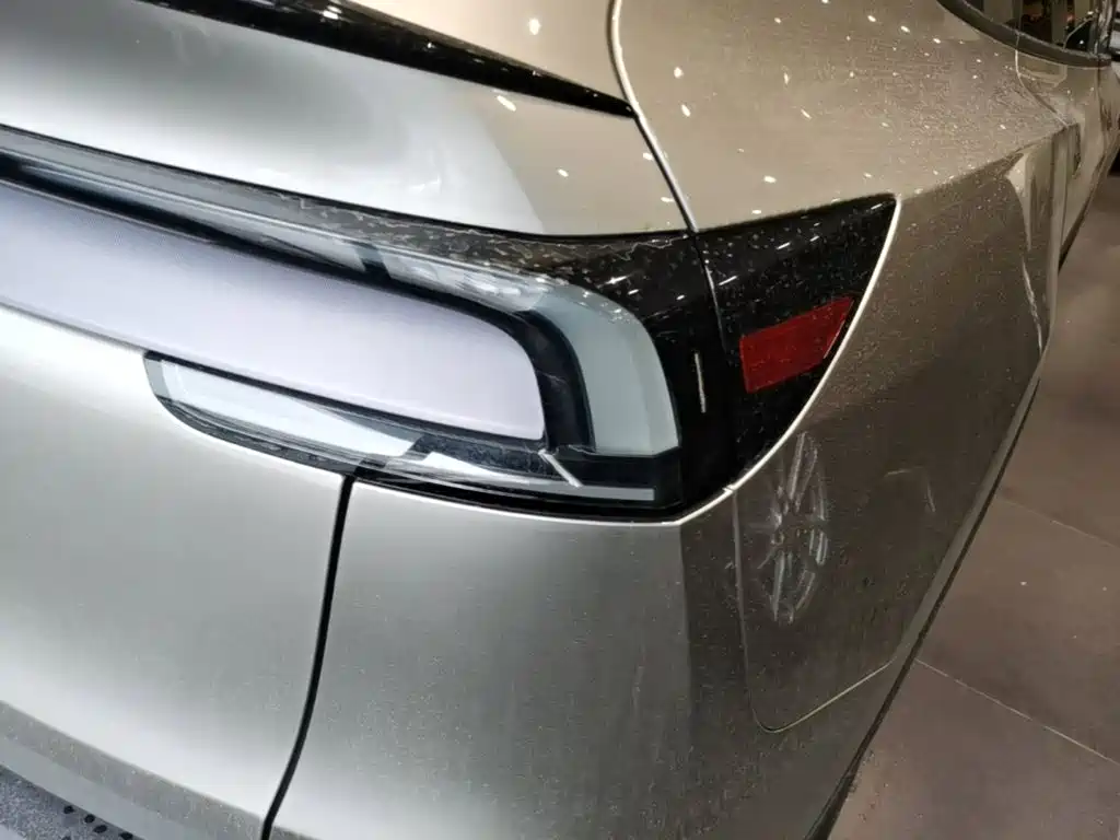 Tesla Model Y L — фото 8