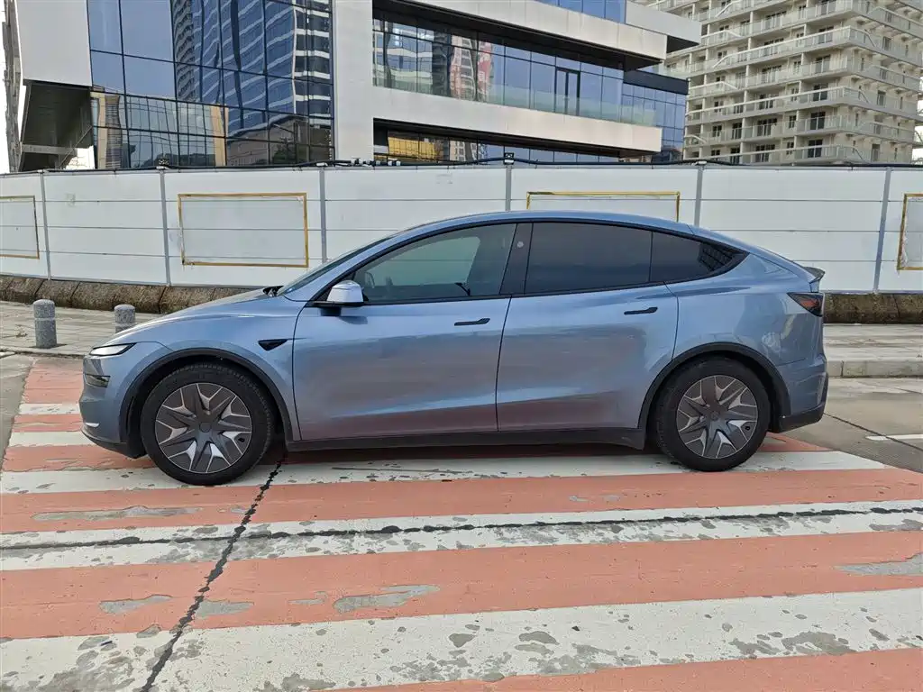 Tesla Model Y L — фото 3