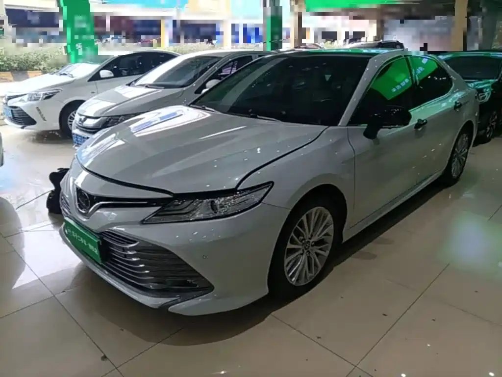 Toyota Camry — фото 2