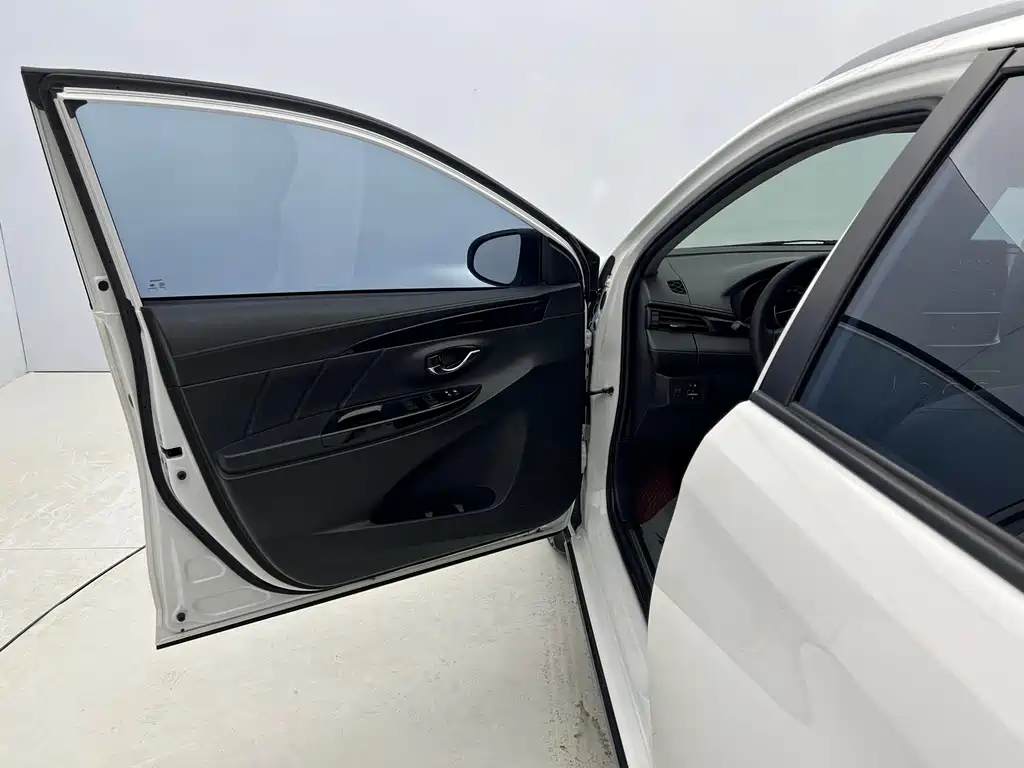 Toyota Yaris L — фото 20