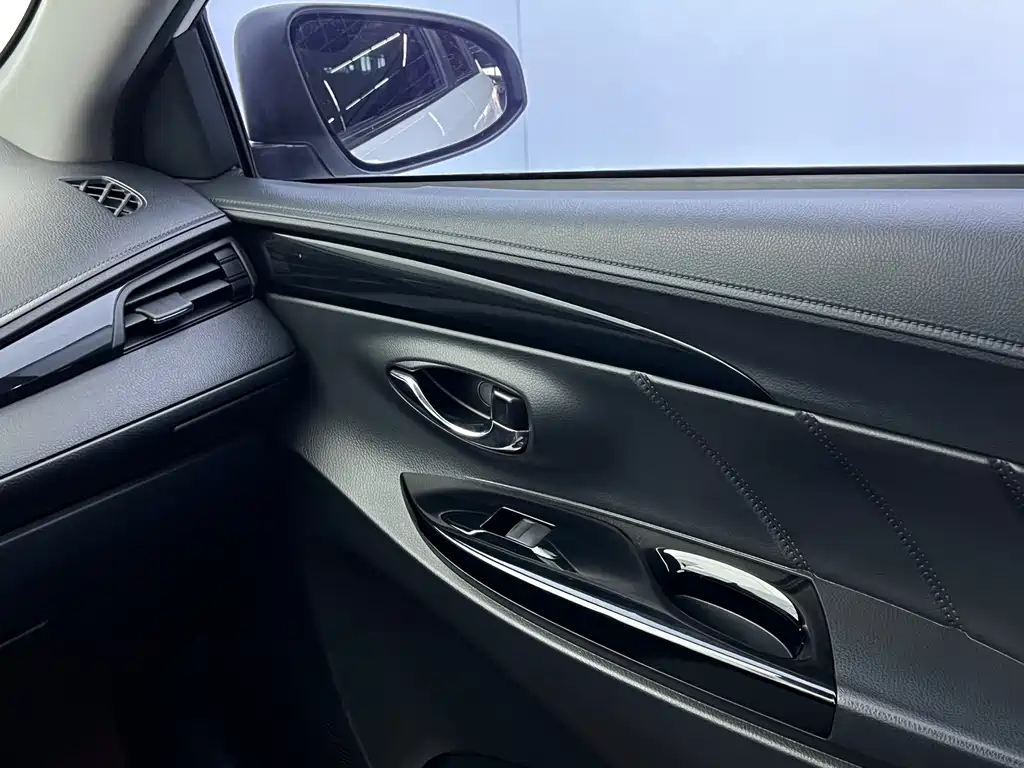 Toyota Yaris L — фото 9