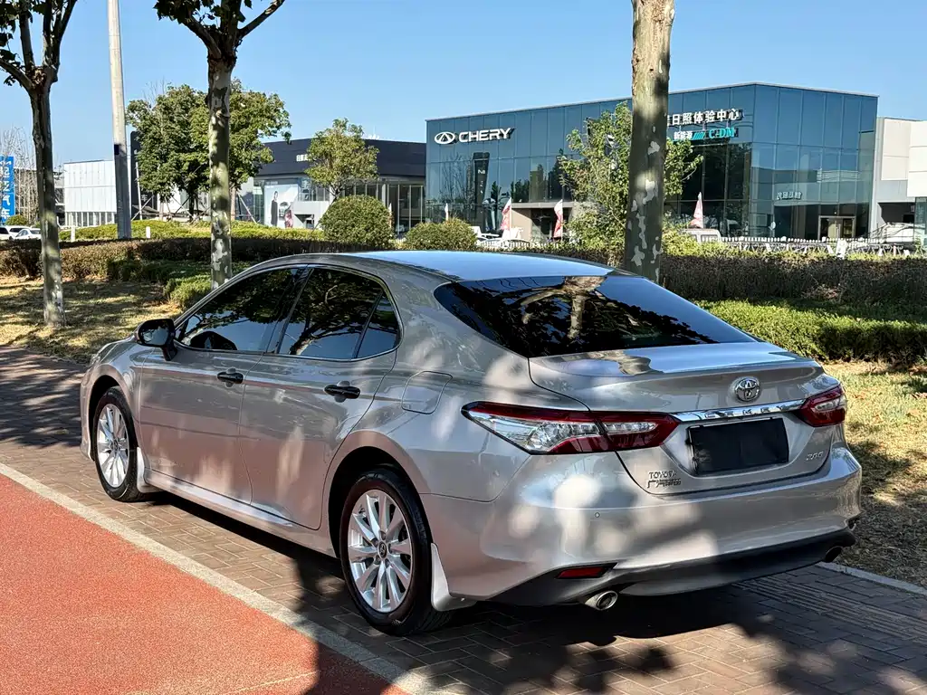 Toyota Camry — фото 3