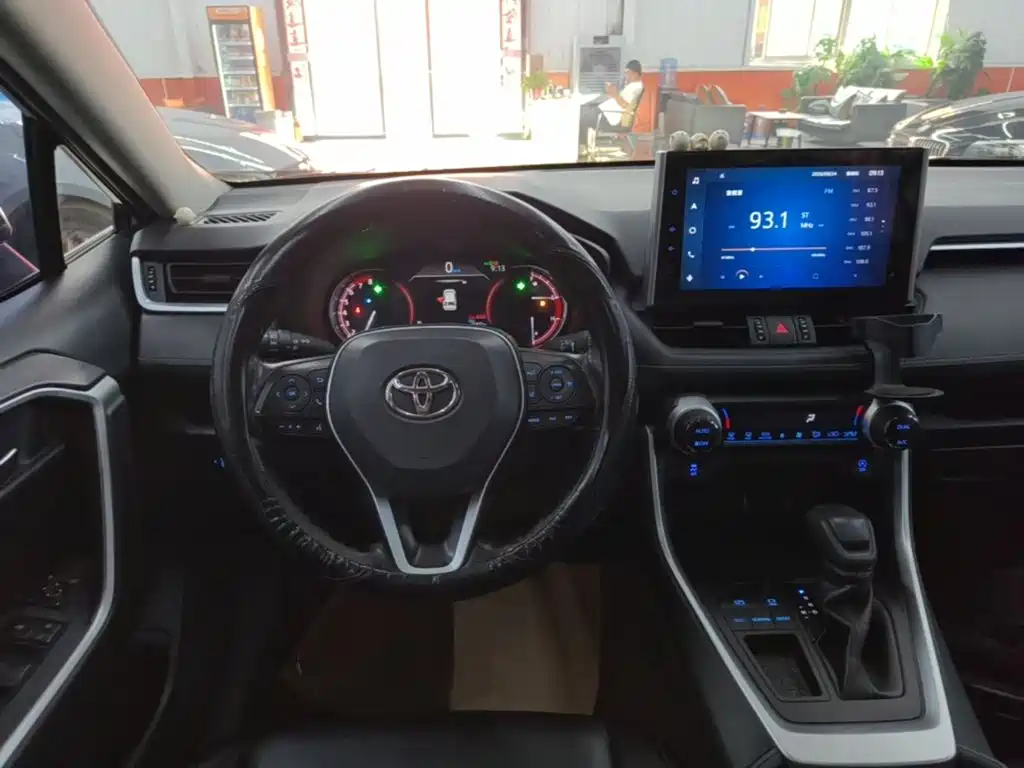 Toyota RAV4 — фото 11