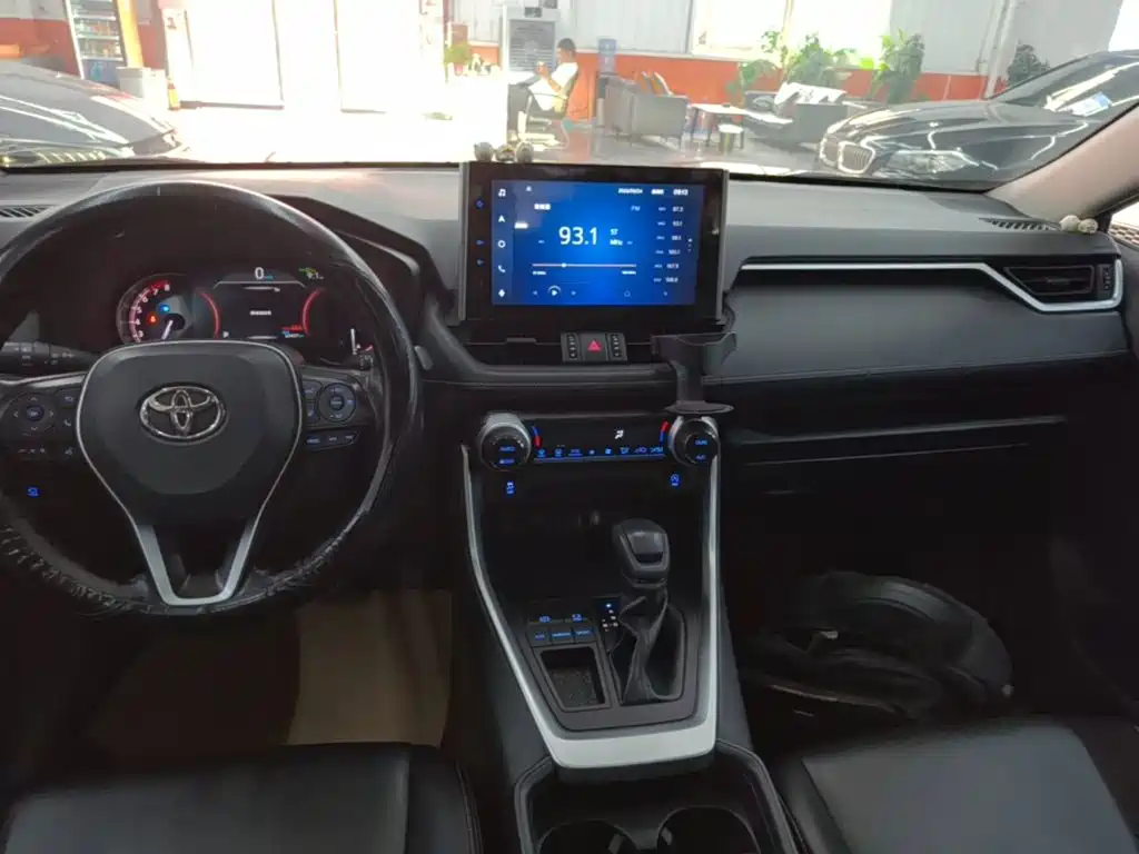 Toyota RAV4 — фото 13