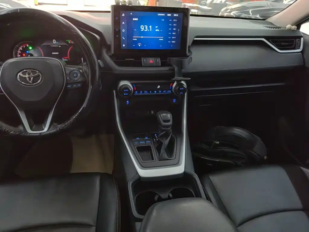 Toyota RAV4 — фото 14