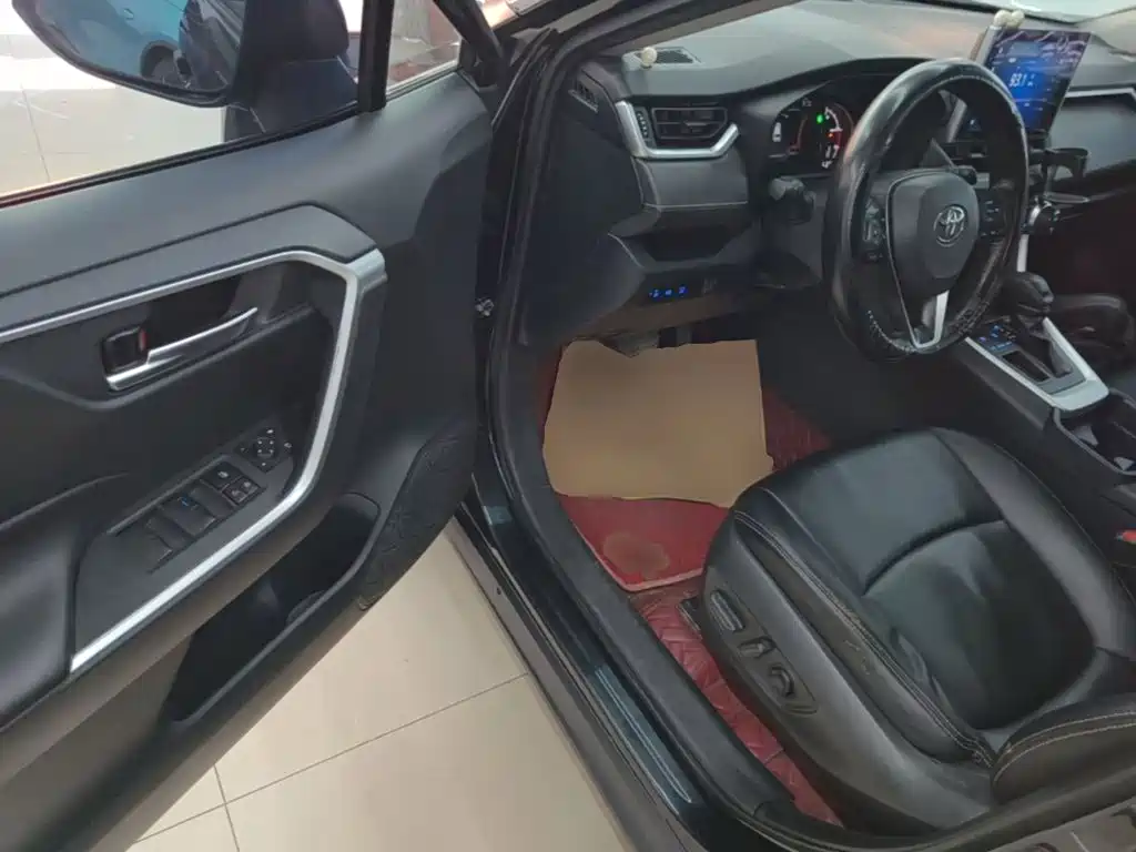Toyota RAV4 — фото 16