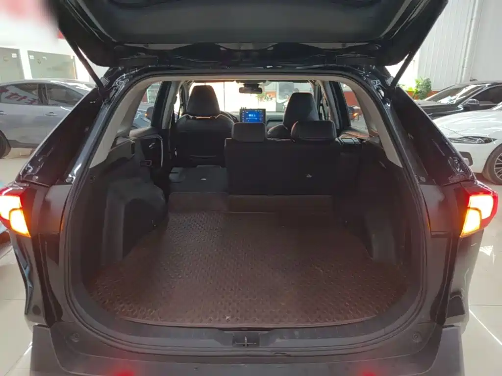 Toyota RAV4 — фото 19