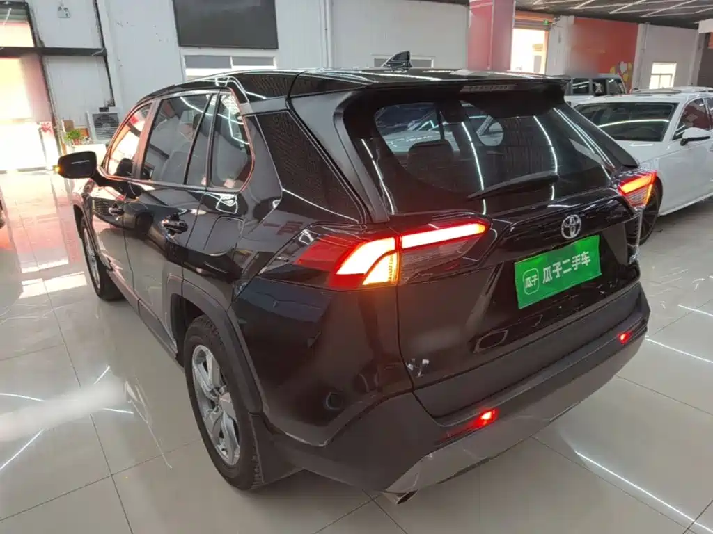 Toyota RAV4 — фото 5
