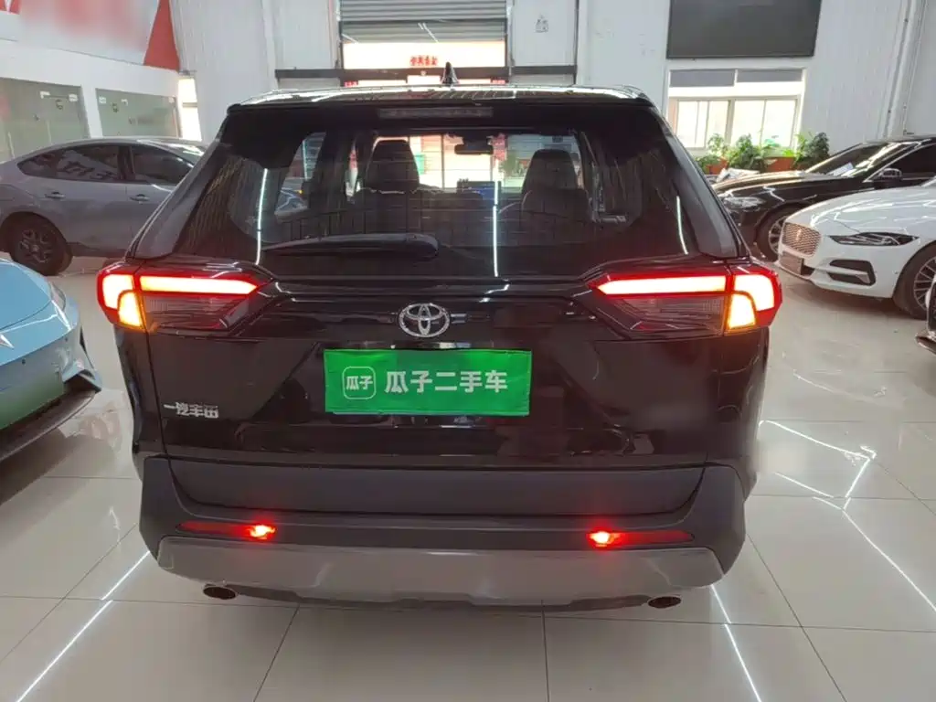 Toyota RAV4 — фото 6
