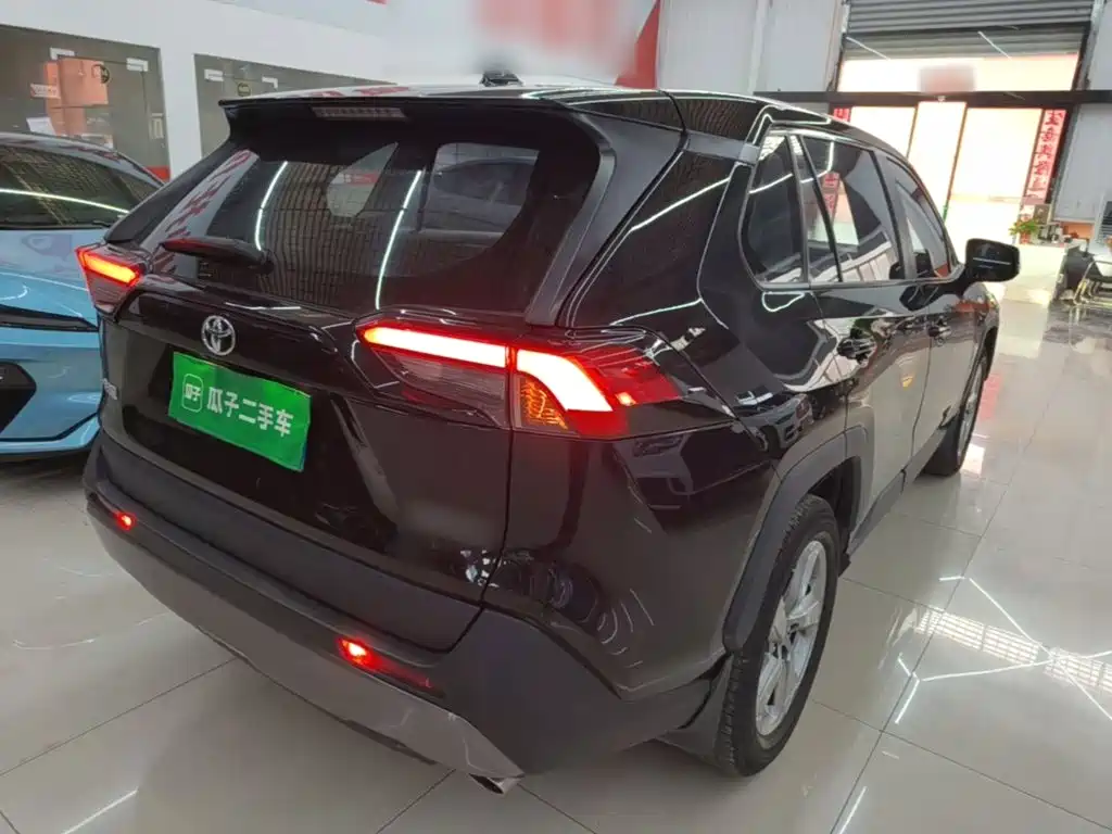 Toyota RAV4 — фото 7
