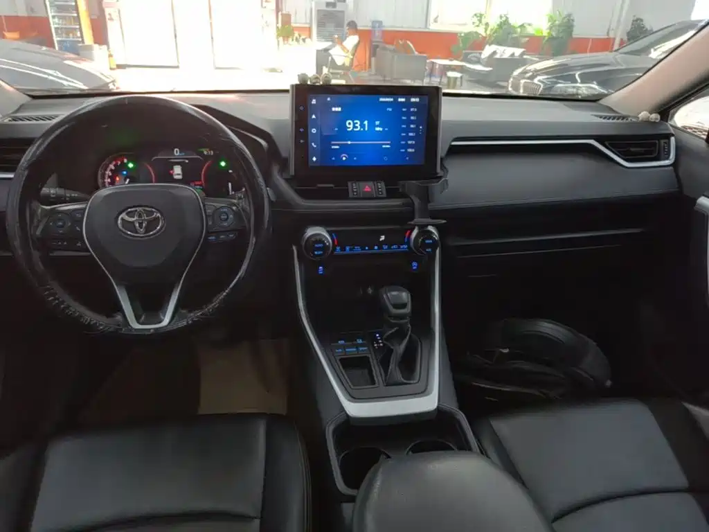 Toyota RAV4 — фото 10