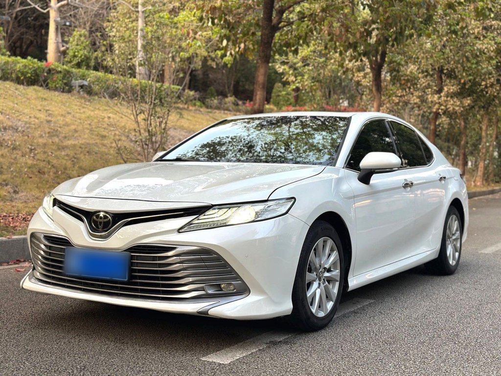 Toyota Camry — фото 2