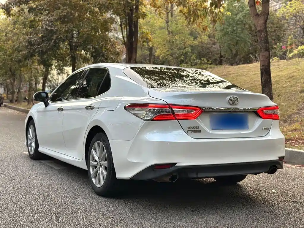 Toyota Camry — фото 5