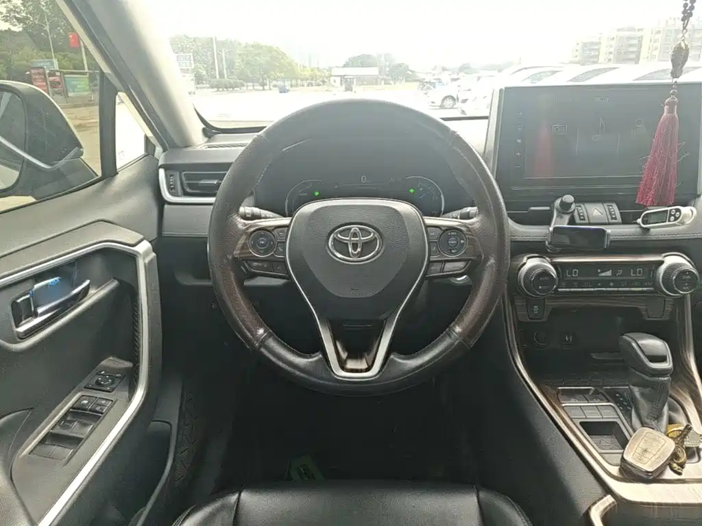Toyota RAV4 — фото 11
