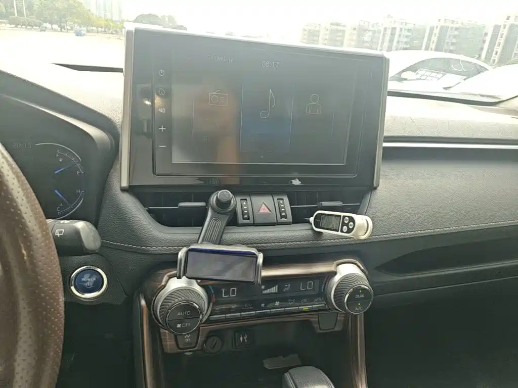 Toyota RAV4 — фото 13