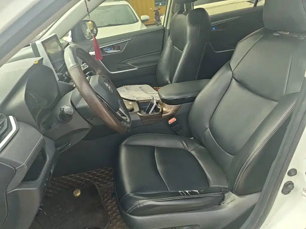 Toyota RAV4 — фото 15