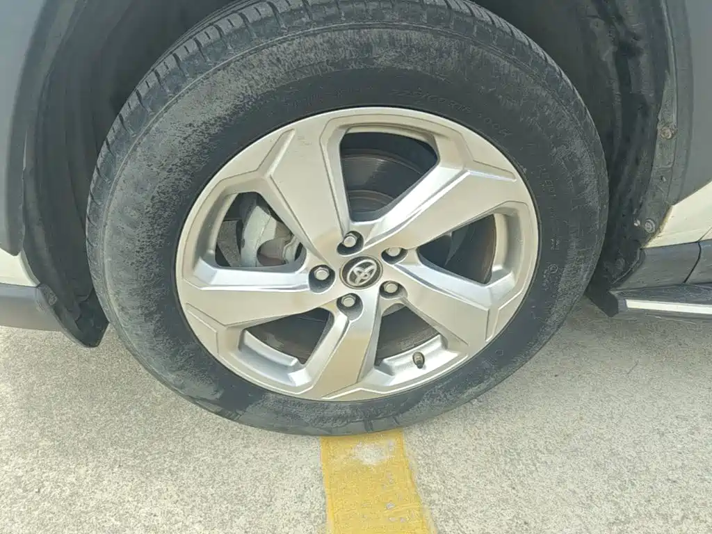 Toyota RAV4 — фото 23