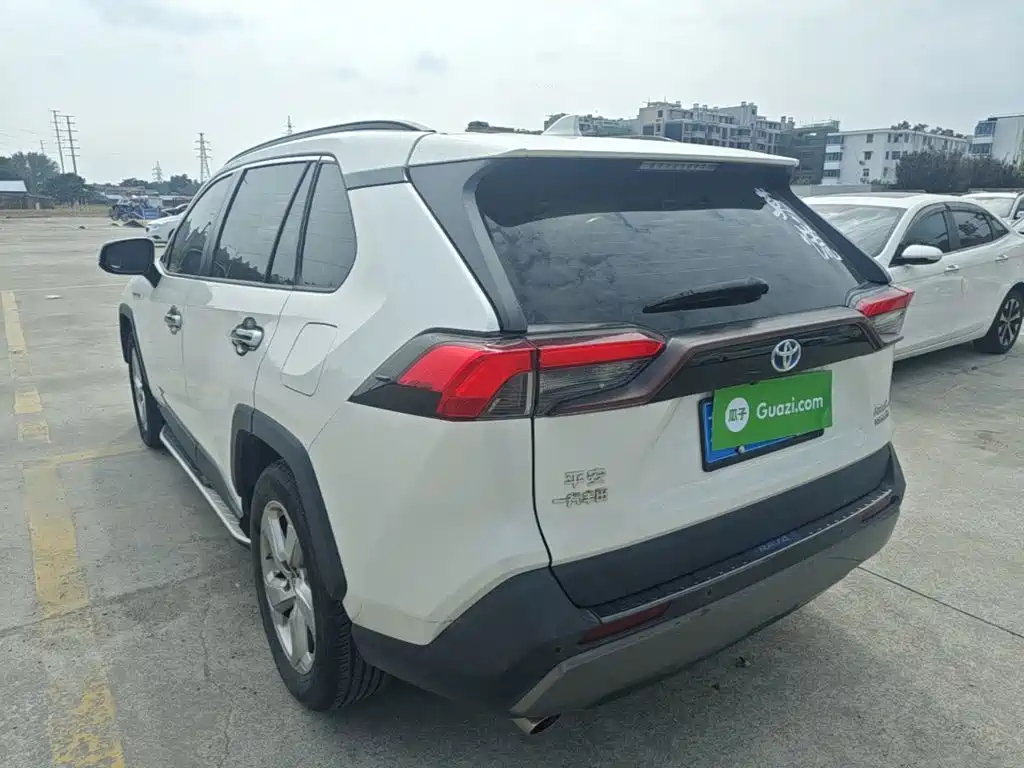 Toyota RAV4 — фото 5