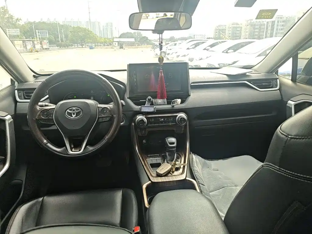 Toyota RAV4 — фото 10