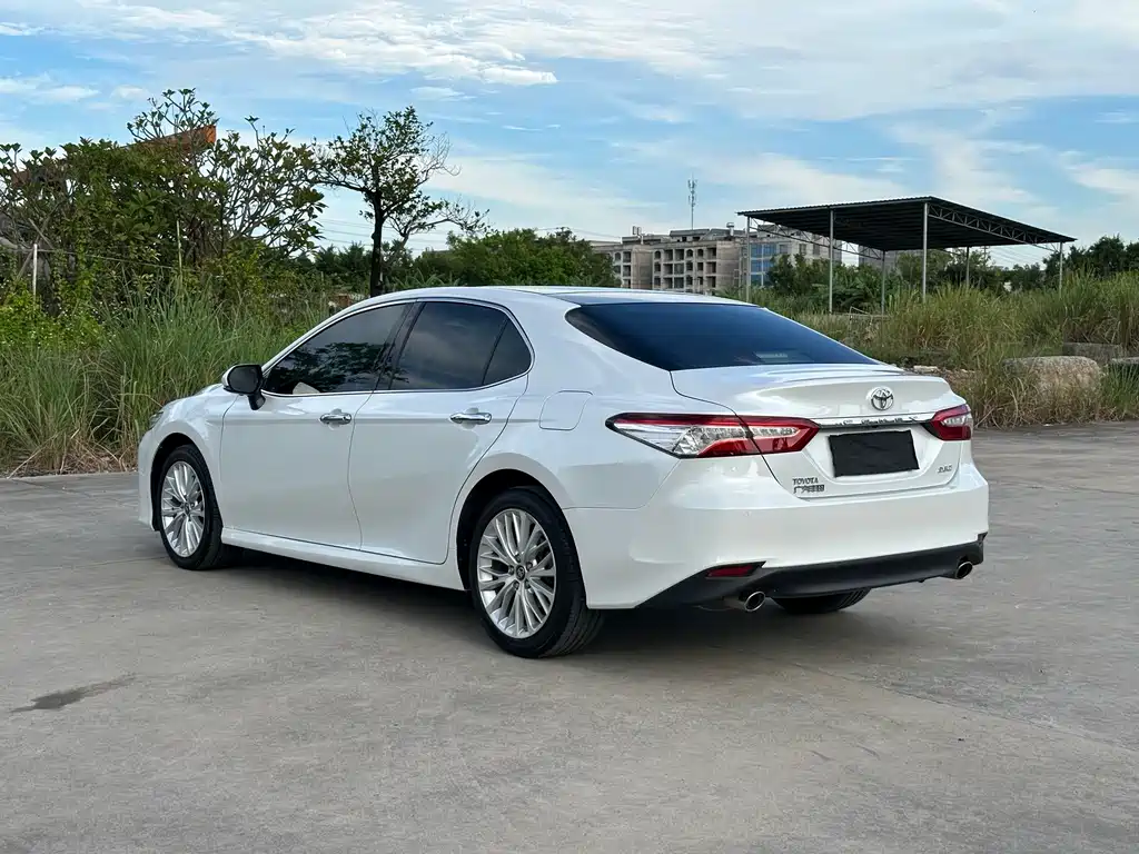Toyota Camry — фото 9