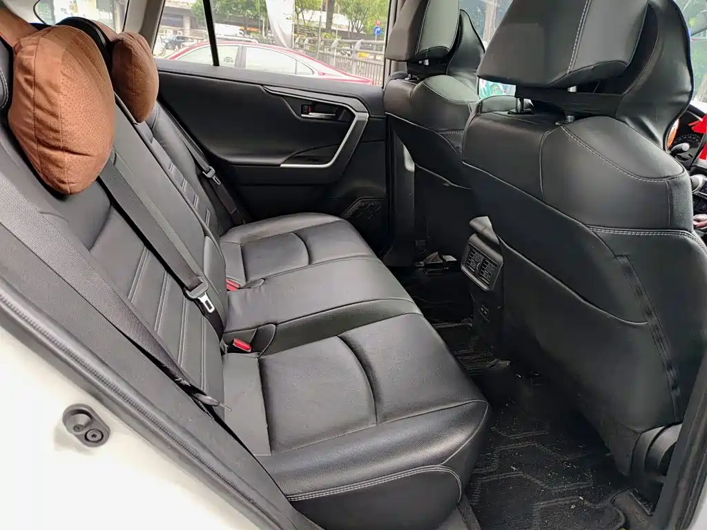 Toyota RAV4 — фото 11