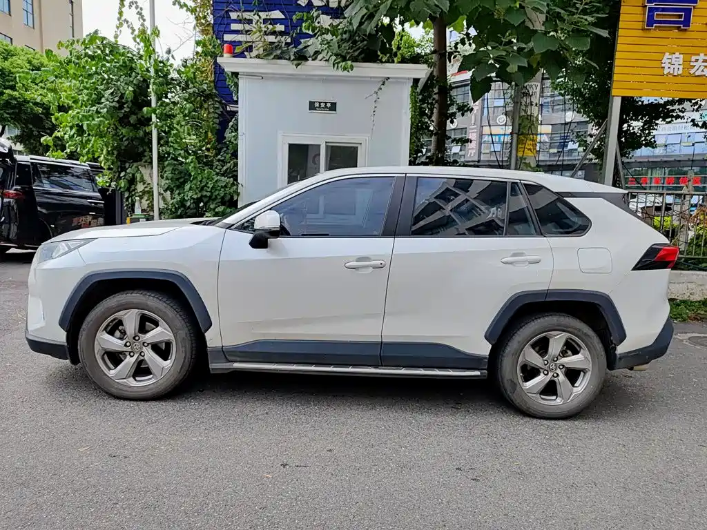 Toyota RAV4 — фото 3