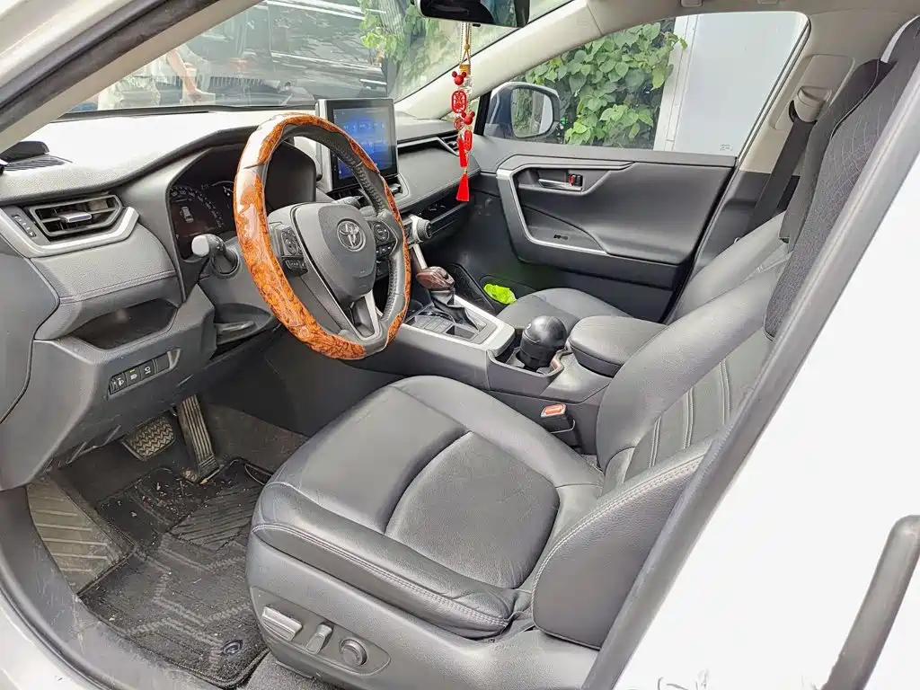 Toyota RAV4 — фото 7