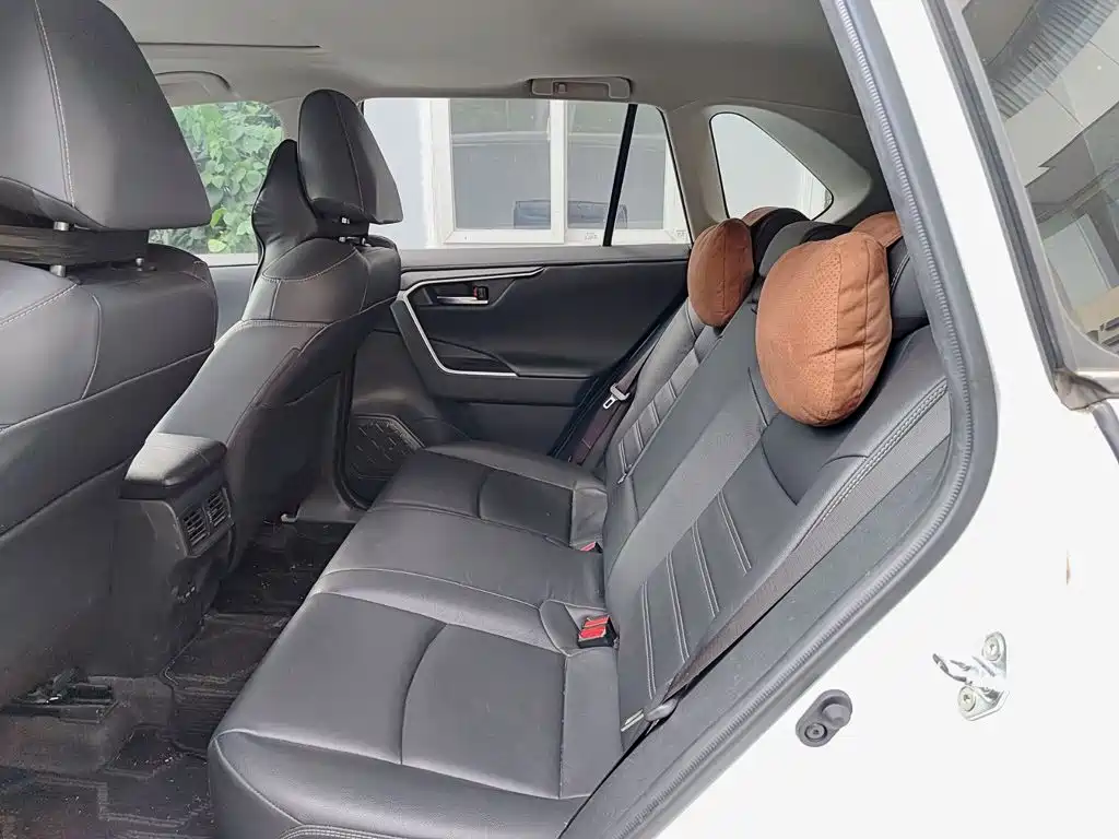Toyota RAV4 — фото 8