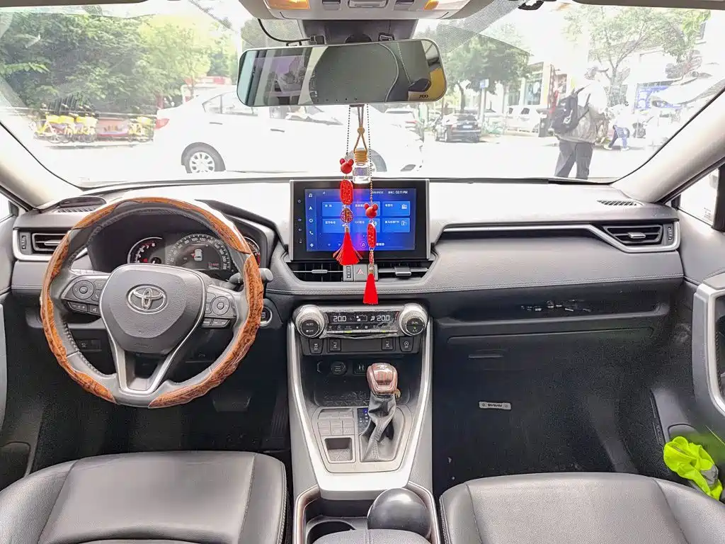 Toyota RAV4 — фото 10