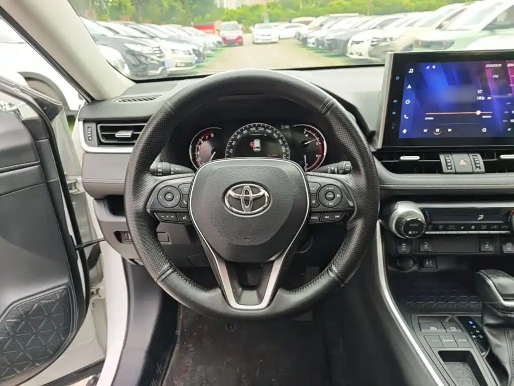 Toyota RAV4 — фото 11