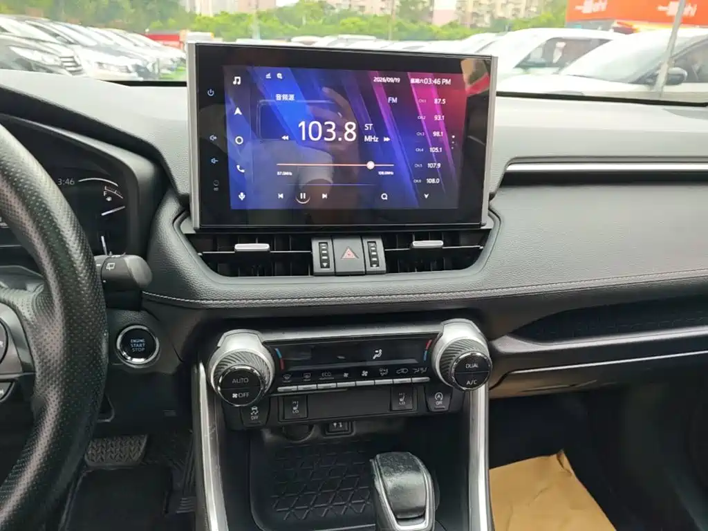 Toyota RAV4 — фото 13