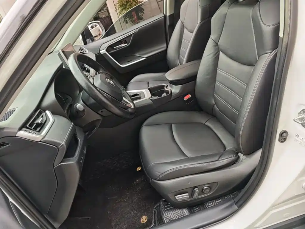 Toyota RAV4 — фото 15