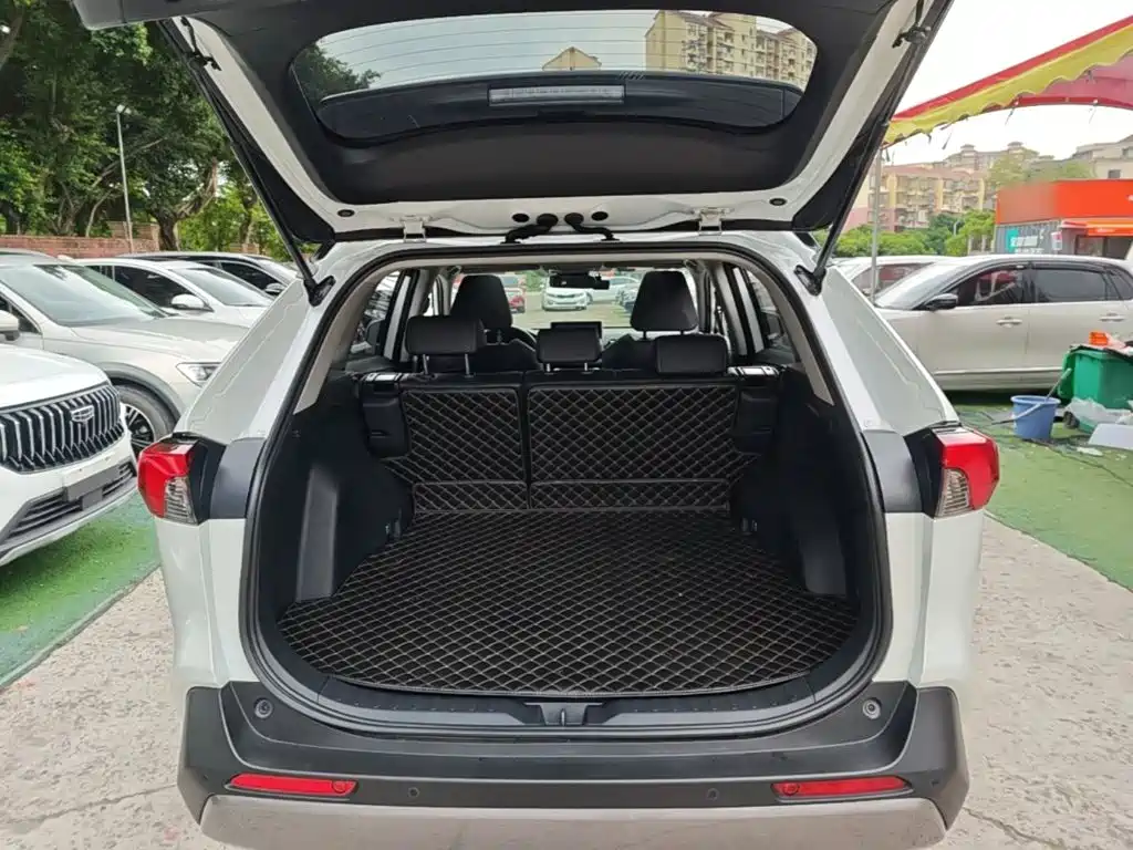 Toyota RAV4 — фото 19